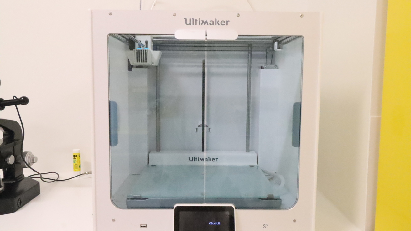 Photograph of the Ultimaker 3D printer sitting on a counter top